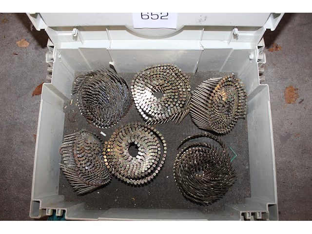 Box met nagels. - afbeelding 2 van  2