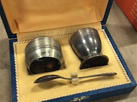 Box met … - afbeelding 1 van  2
