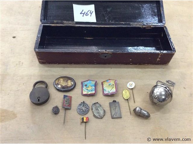 Box + pins…... - afbeelding 1 van  3