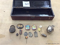 Box + pins…... - afbeelding 1 van  3