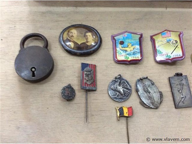 Box + pins…... - afbeelding 2 van  3