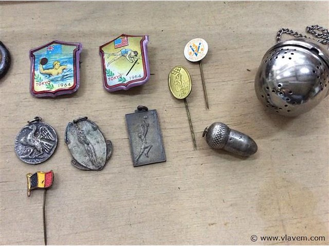 Box + pins…... - afbeelding 3 van  3