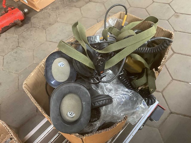 Box various used headsets and parts - afbeelding 1 van  2