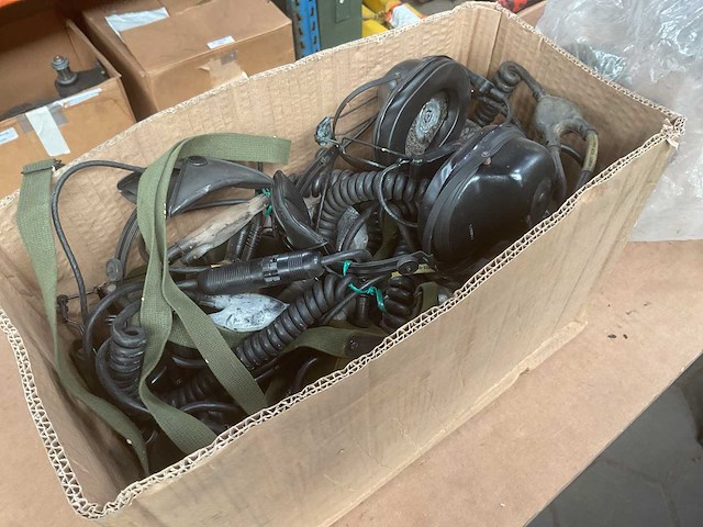 Box various used headsets and parts - afbeelding 1 van  3