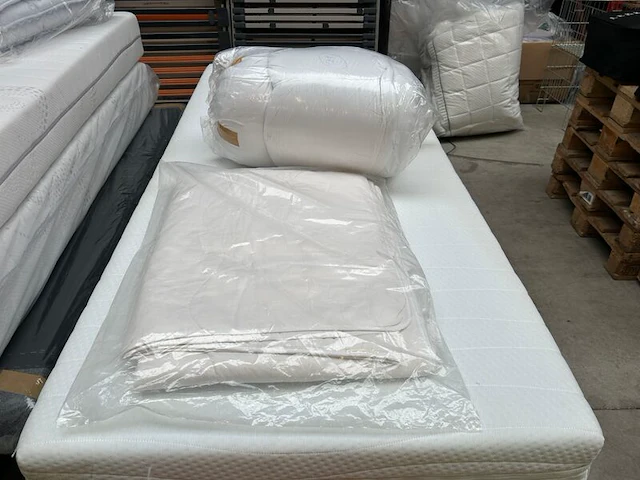 Boxpring 180x200 cm, matrassen en 2 nachtkastjes - afbeelding 3 van  6