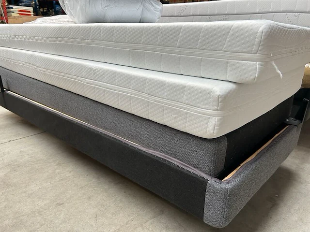 Boxpring 180x200 cm, matrassen en 2 nachtkastjes - afbeelding 4 van  6
