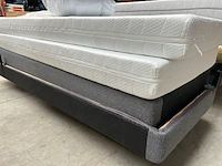 Boxpring 180x200 cm, matrassen en 2 nachtkastjes - afbeelding 4 van  6