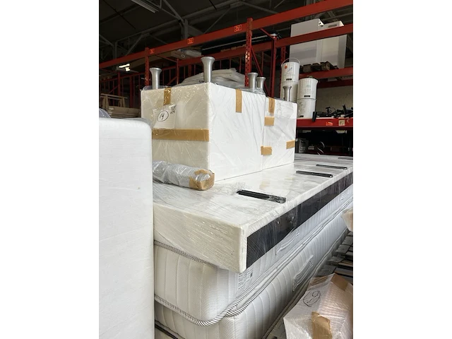 Boxpring 180x200 met matrassen en nachtkasten, sleep & dream - afbeelding 8 van  9