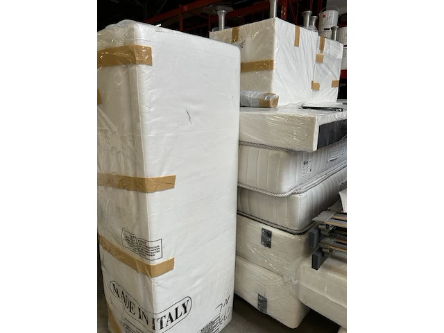 Boxpring 180x200 met matrassen en nachtkasten, sleep & dream - afbeelding 9 van  9