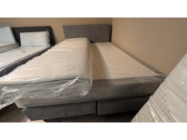 Boxspring – 140 x 200 cm – licht grijs – inclusief topper – pocketvering – cooltouch matrassen - afbeelding 1 van  1