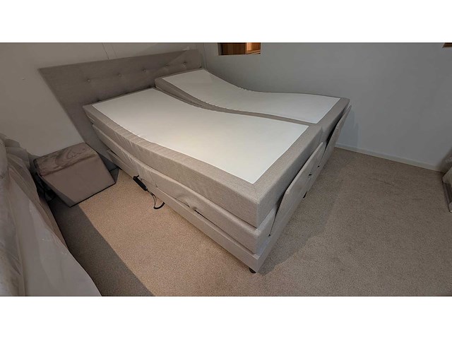 Boxspring elektrisch, dubbele motor - 180x200 cm – beige – inclusief topper – pocketvering – cooltouch matrassen - afbeelding 2 van  8