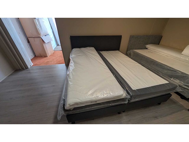 Boxspring emma – 140 x 200 cm – antraciet – inclusief topper – pocketvering – cooltouch matrassen + emma kussens - afbeelding 2 van  3