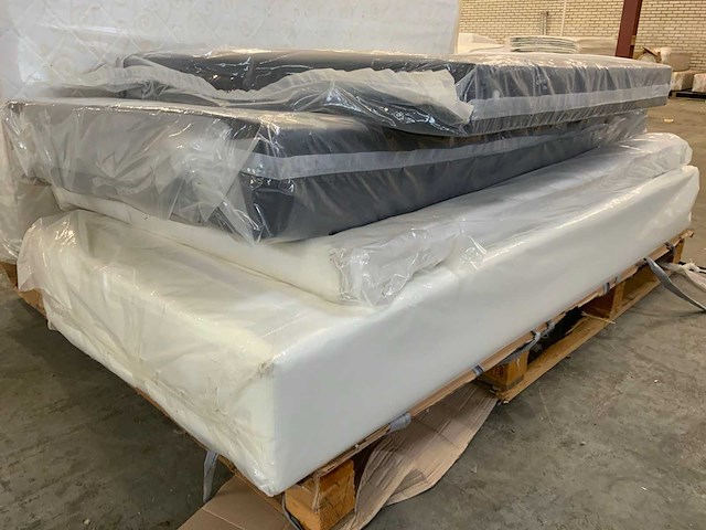 Boxspring onderstellen, matras en achterwanden - afbeelding 2 van  7