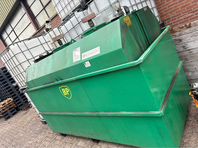 Bp dubbele olietank voor nieuwe en afgewerkte olie - afbeelding 1 van  1