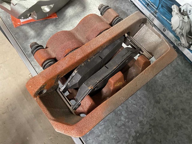 Brake caliper and brake pads - afbeelding 1 van  4