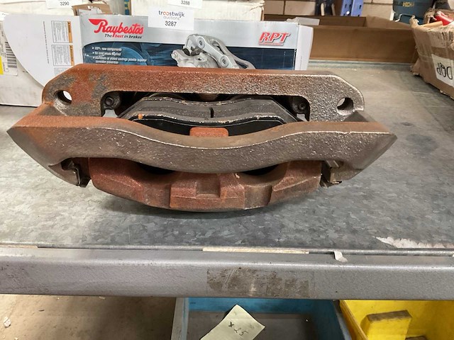 Brake caliper and brake pads - afbeelding 2 van  4