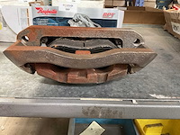 Brake caliper and brake pads - afbeelding 2 van  4