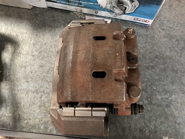 Brake caliper and brake pads - afbeelding 3 van  4