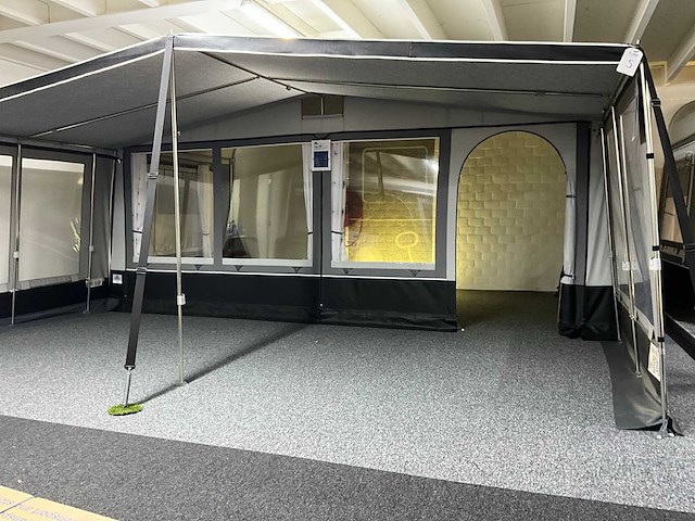 Brand voortent (939-958 cm) - afbeelding 3 van  19