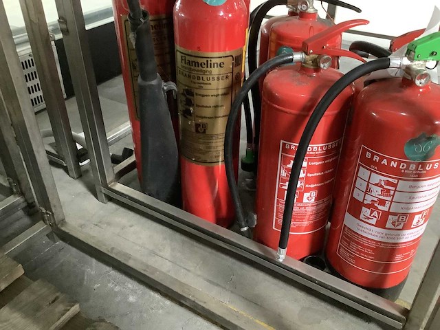 Brandblusser afgekeurd - firefighting materials (8x) - afbeelding 2 van  3