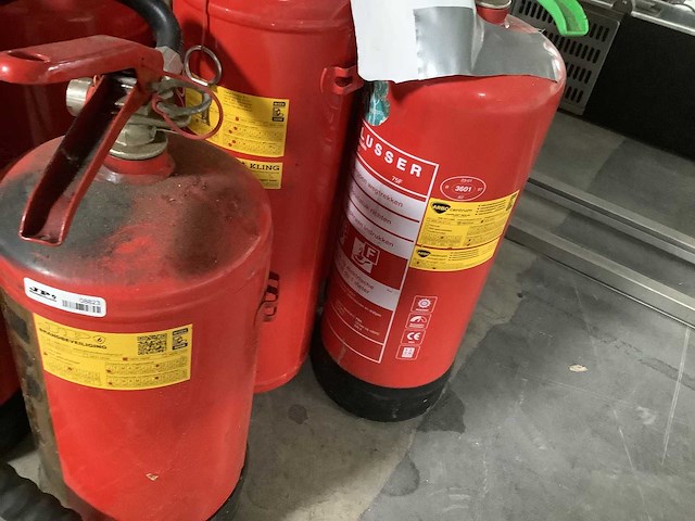 Brandblusser afgekeurd - firefighting materials (8x) - afbeelding 3 van  3