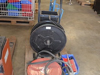 Brandslang op haspel, rolwagentje met rol spanband groene kleur, pvc bak met pictogrammen veiligheid - afbeelding 1 van  8