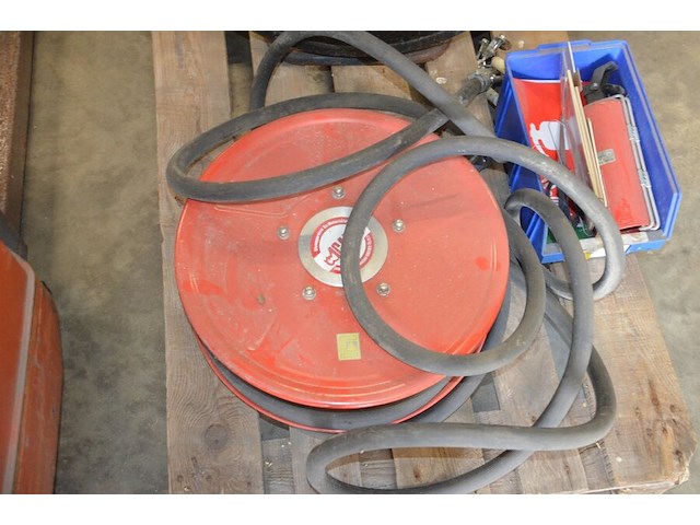 Brandslang op haspel, rolwagentje met rol spanband groene kleur, pvc bak met pictogrammen veiligheid - afbeelding 2 van  8