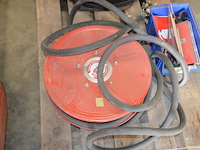 Brandslang op haspel, rolwagentje met rol spanband groene kleur, pvc bak met pictogrammen veiligheid - afbeelding 2 van  8