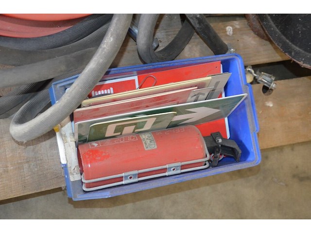 Brandslang op haspel, rolwagentje met rol spanband groene kleur, pvc bak met pictogrammen veiligheid - afbeelding 4 van  8