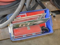 Brandslang op haspel, rolwagentje met rol spanband groene kleur, pvc bak met pictogrammen veiligheid - afbeelding 4 van  8