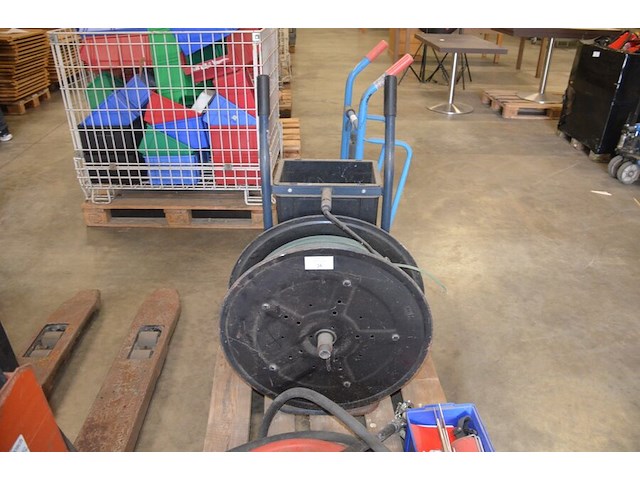 Brandslang op haspel, rolwagentje met rol spanband groene kleur, pvc bak met pictogrammen veiligheid - afbeelding 6 van  8