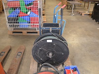 Brandslang op haspel, rolwagentje met rol spanband groene kleur, pvc bak met pictogrammen veiligheid - afbeelding 6 van  8