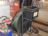 Brandslang op haspel, rolwagentje met rol spanband groene kleur, pvc bak met pictogrammen veiligheid - afbeelding 7 van  8