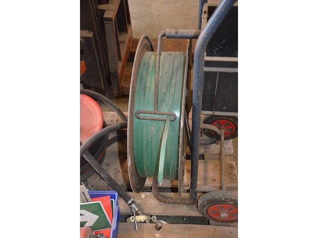 Brandslang op haspel, rolwagentje met rol spanband groene kleur, pvc bak met pictogrammen veiligheid - afbeelding 8 van  8