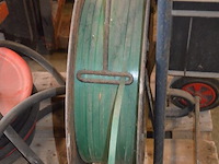 Brandslang op haspel, rolwagentje met rol spanband groene kleur, pvc bak met pictogrammen veiligheid - afbeelding 8 van  8