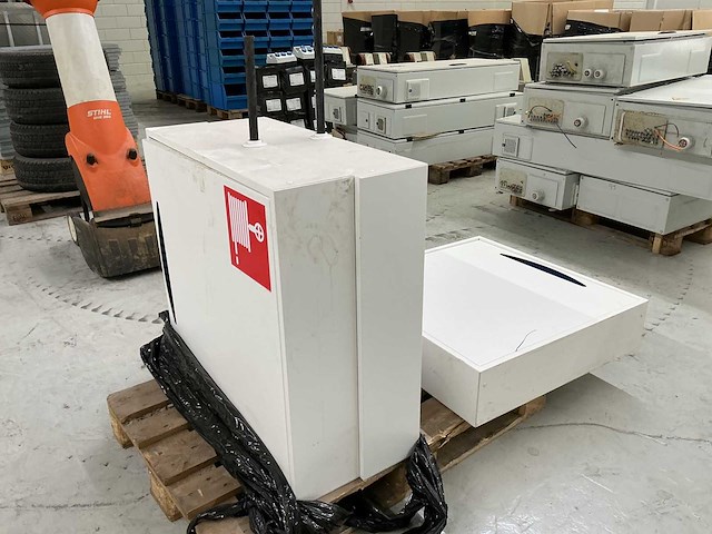 Brandslanghaspel in kast (3x) - afbeelding 3 van  3