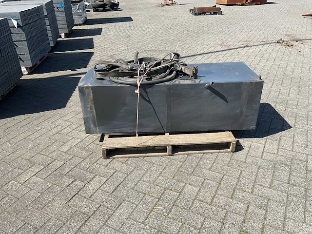 Brandstof tank 400 liter - afbeelding 1 van  7