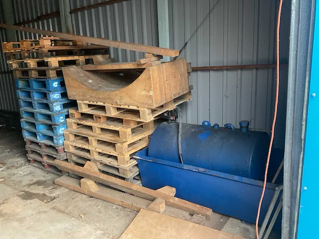 Brandstoftank en diverse pallets - afbeelding 1 van  4