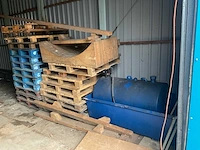 Brandstoftank en diverse pallets - afbeelding 1 van  4