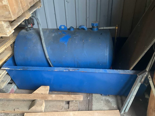 Brandstoftank en diverse pallets - afbeelding 2 van  4