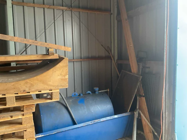 Brandstoftank en diverse pallets - afbeelding 3 van  4