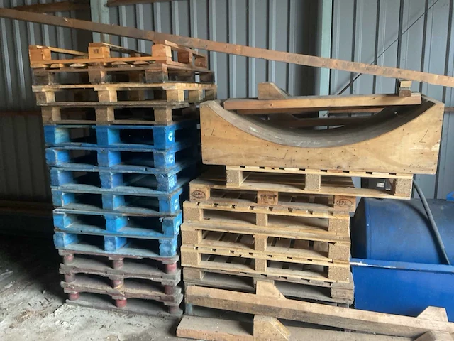 Brandstoftank en diverse pallets - afbeelding 4 van  4