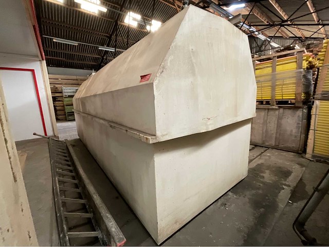 Brandstoftank met pompstation - afbeelding 11 van  13