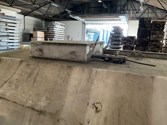 Brandstoftank met pompstation - afbeelding 13 van  13