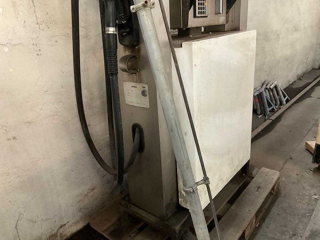 Brandstoftank met pompstation - afbeelding 6 van  13