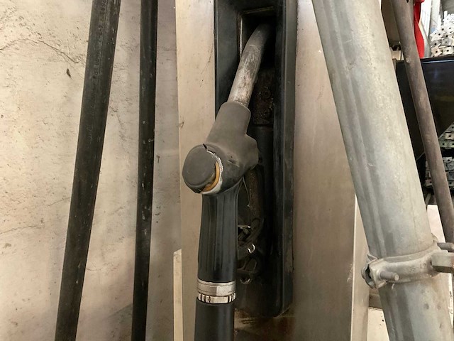 Brandstoftank met pompstation - afbeelding 8 van  13