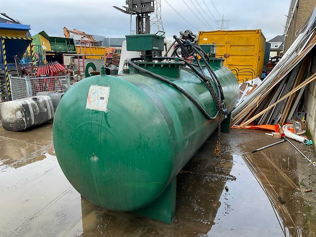Brandstoftanks met pomp - afbeelding 4 van  10