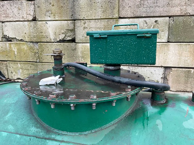 Brandstoftanks met pomp - afbeelding 6 van  10