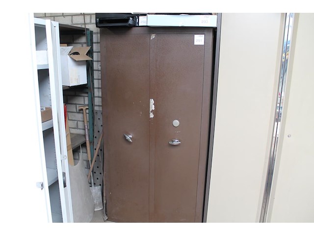 Brandveilige kast met afmeting 92 x 51 x 180 cm. sleutel ontbreekt. let op: kast in zwaar en staat op 1e ve... - afbeelding 1 van  3