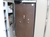 Brandveilige kast met afmeting 92 x 51 x 180 cm. sleutel ontbreekt. let op: kast in zwaar en staat op 1e ve... - afbeelding 1 van  3